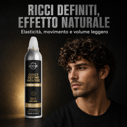 CREST Curl Define Mousse accanto a un modello con ricci definiti, elastici e dall’effetto naturale.