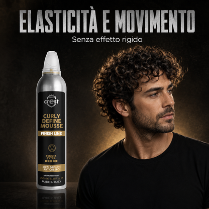 CREST Curl Define Mousse accanto a un modello con ricci morbidi, elastici e naturali, senza effetto rigido.