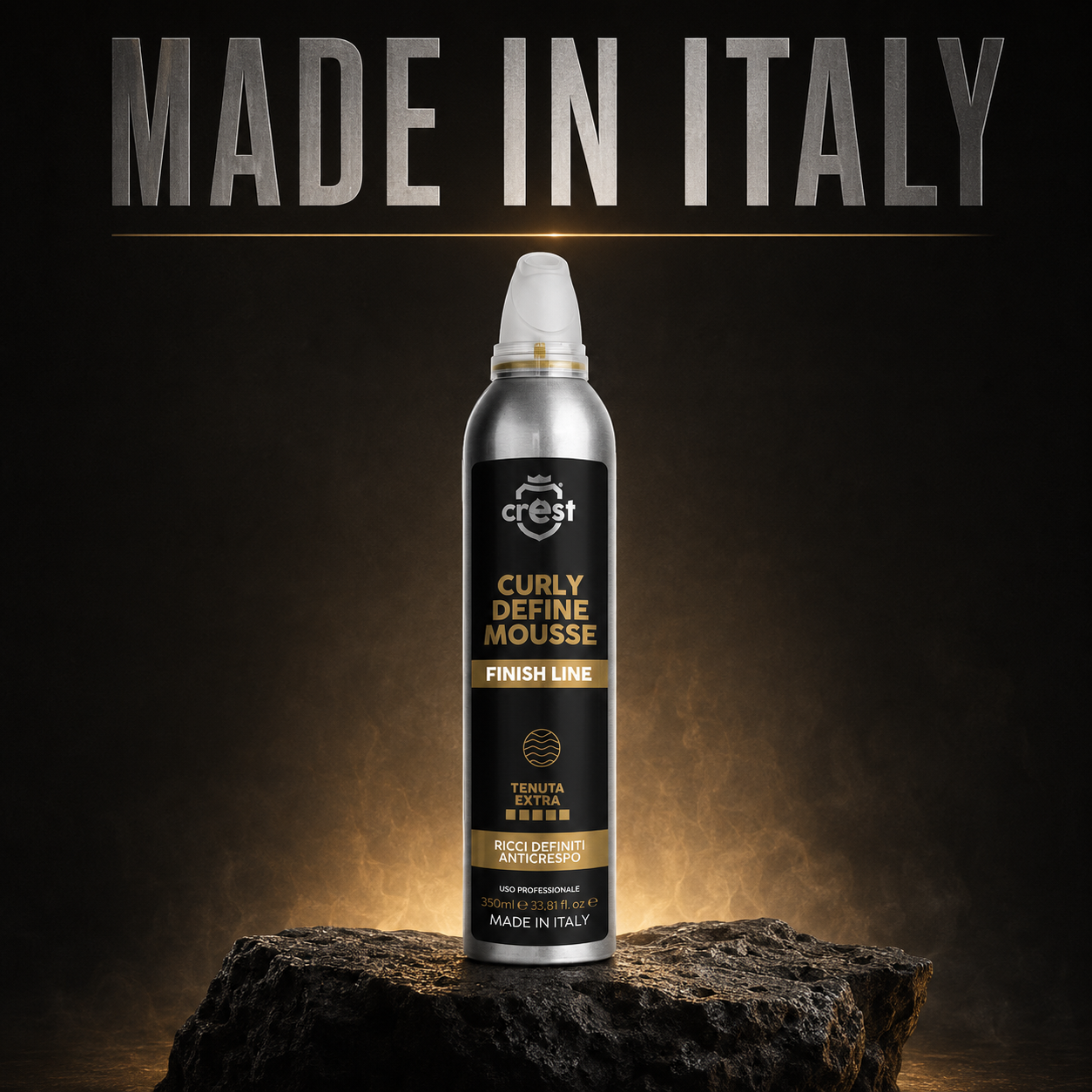 CREST Curl Define Mousse su pietra vulcanica scura con illuminazione oro e scritta Made in Italy.