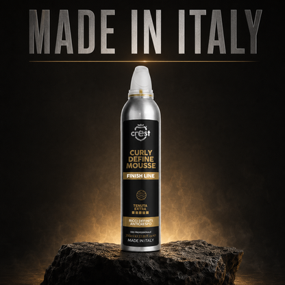 CREST Curl Define Mousse su pietra vulcanica scura con illuminazione oro e scritta Made in Italy.