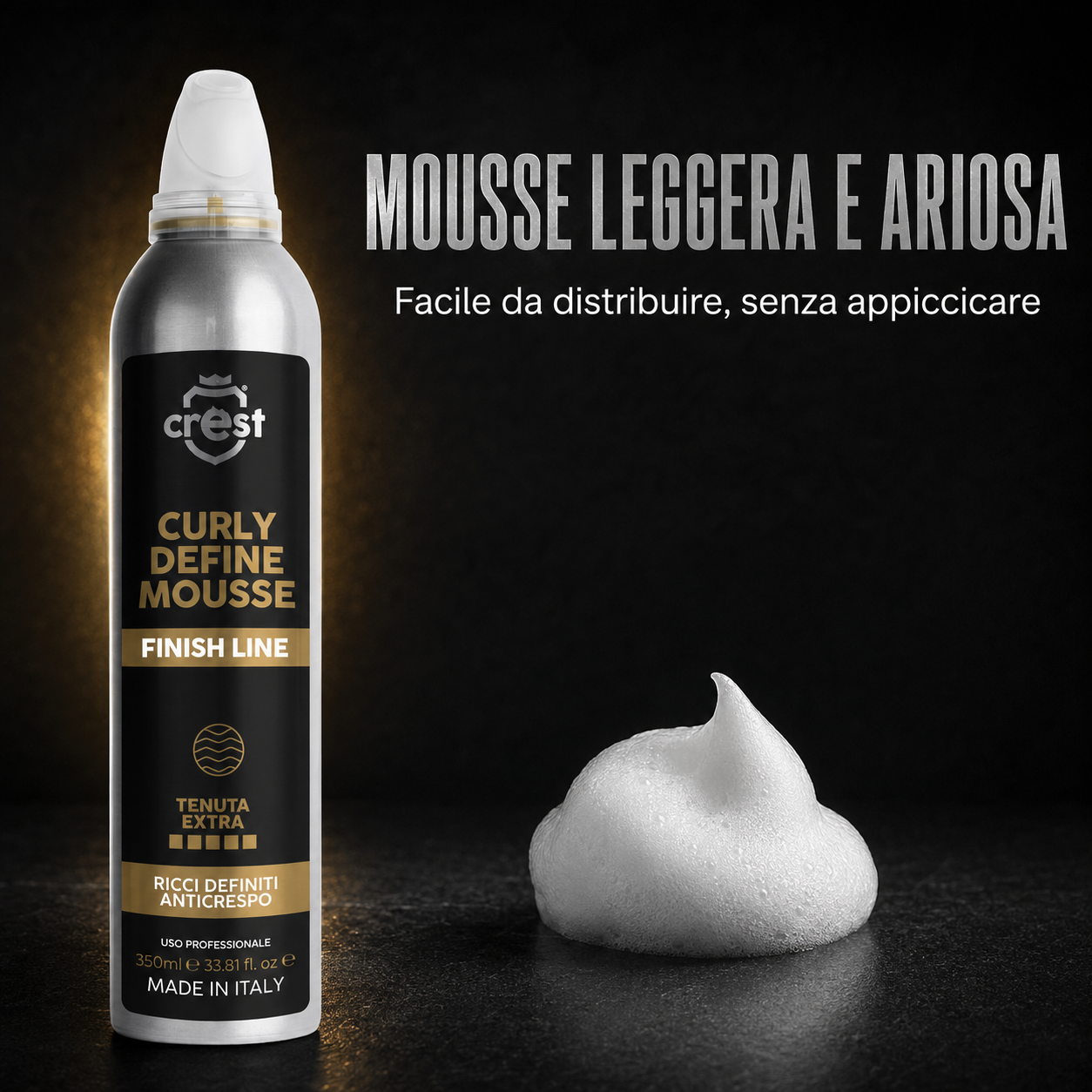 CREST Curl Define Mousse con una texture bianca leggera e ariosa, facile da distribuire sui capelli ricci.
