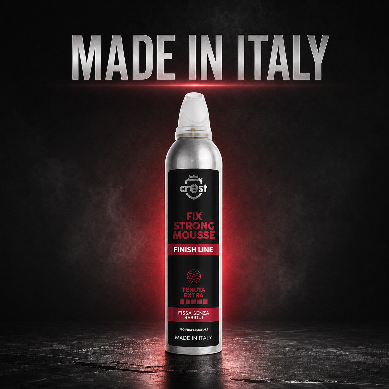 CREST Fix Strong Mousse in un’ambientazione professionale nera e rosso cremisi dedicata alla qualità Made in Italy.