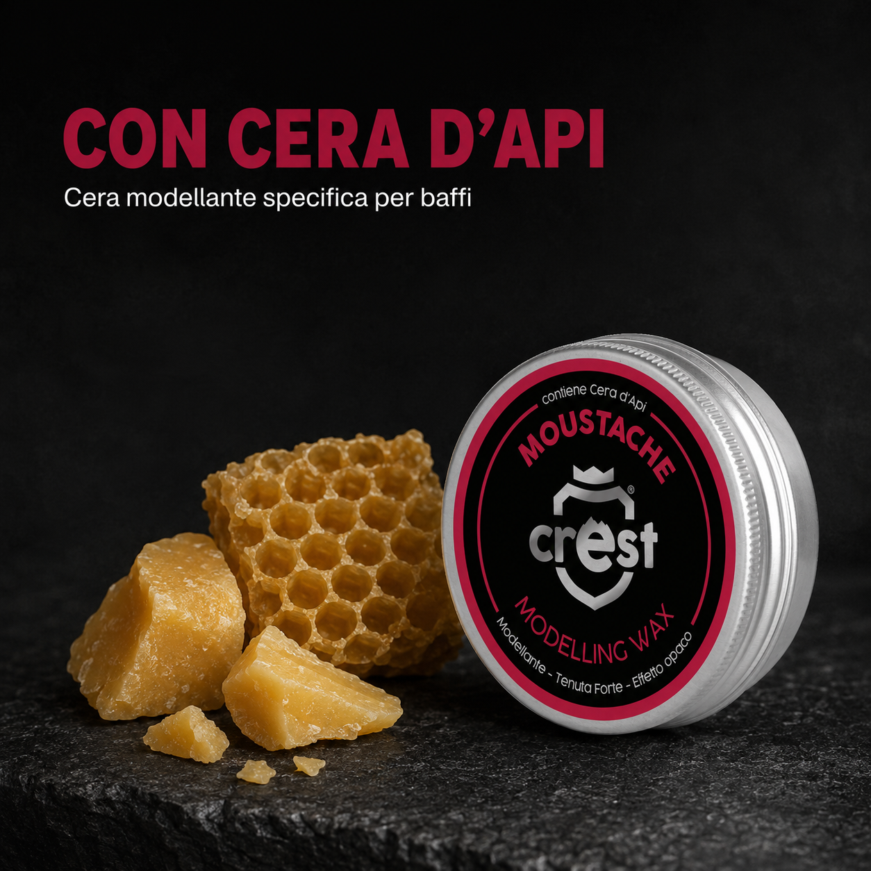 Vasetto argentato di CREST Moustache Wax accanto a cera d’api e favo naturale su una superficie scura.