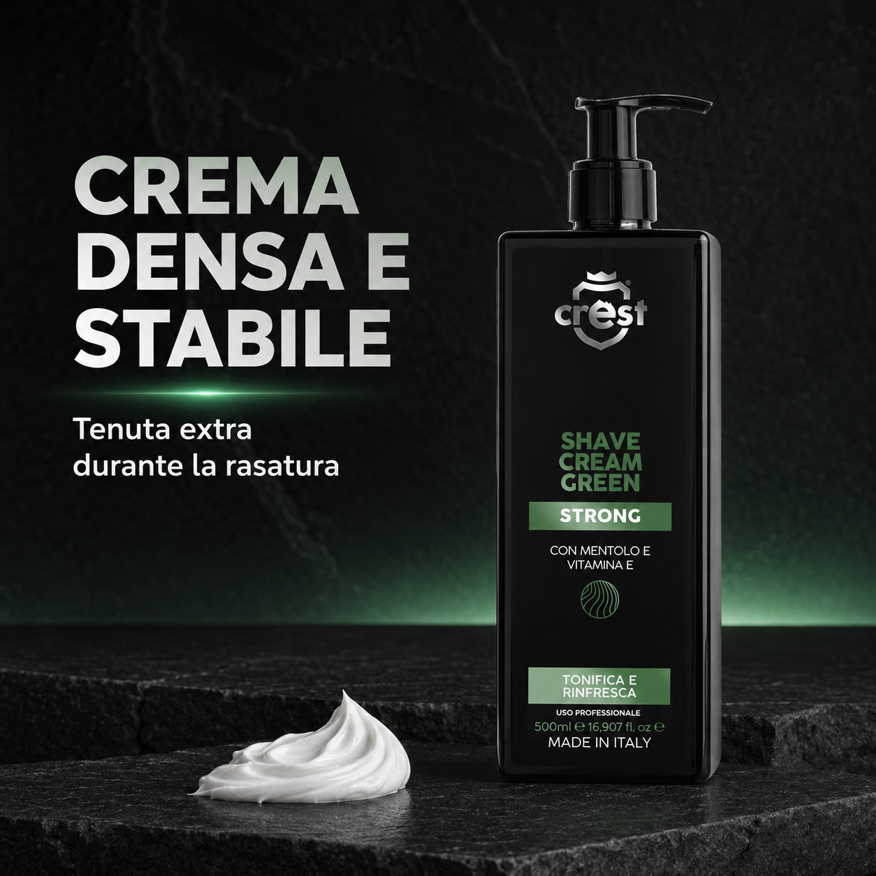 Flacone da 500 ml di CREST Shave Cream Green Strong accanto a una piccola quantità di crema bianca dalla texture densa e stabile.