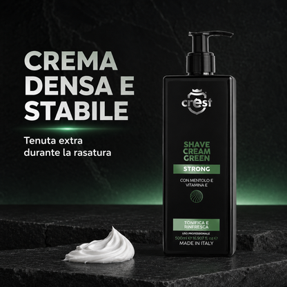 Flacone da 500 ml di CREST Shave Cream Green Strong accanto a una piccola quantità di crema bianca dalla texture densa e stabile.