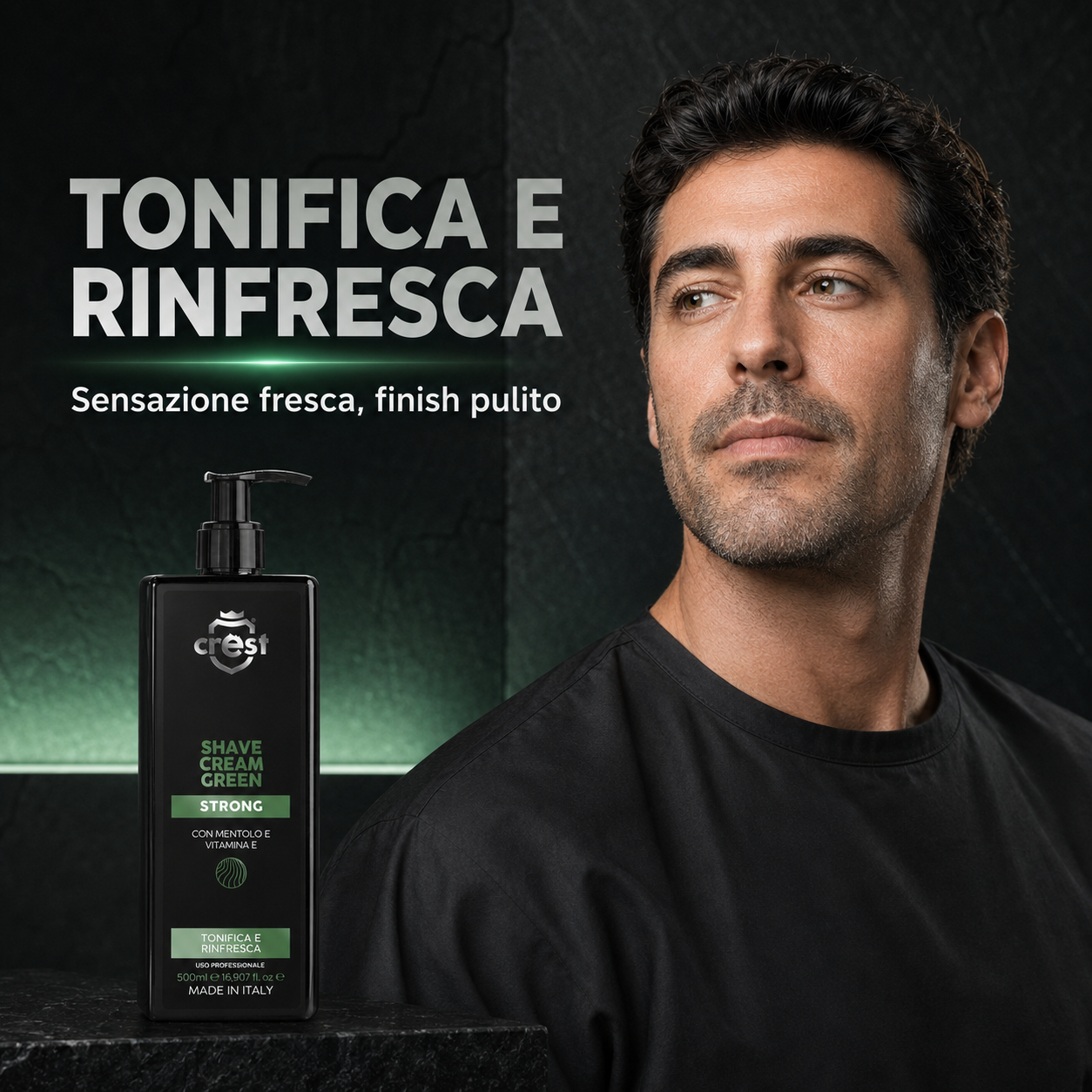 Uomo dopo la rasatura accanto a un flacone da 500 ml di CREST Shave Cream Green Strong, con il messaggio “Tonifica e rinfresca”.