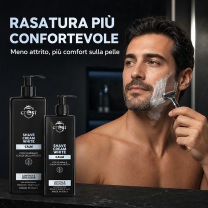 Uomo durante una rasatura delicata accanto ai flaconi da 500 ml e 1 litro di CREST Shave Cream White Calm.