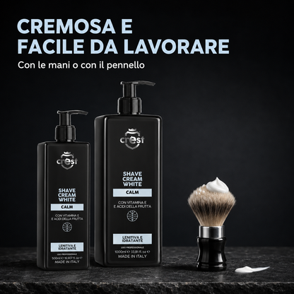 Flaconi da 500 ml e 1 litro di CREST Shave Cream White Calm accanto a un pennello con una piccola quantità di crema bianca.