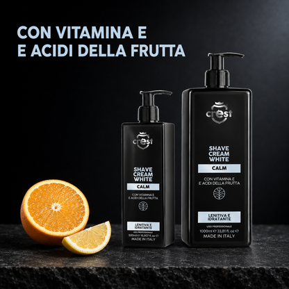 Flaconi da 500 ml e 1 litro di CREST Shave Cream White Calm accanto a un’arancia e uno spicchio di limone.