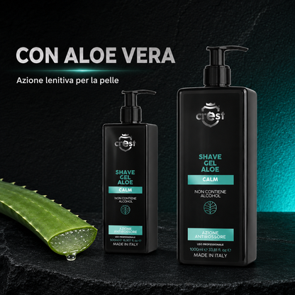 Flaconi da 500 ml e 1 litro di CREST Shave Gel Aloe accanto a una foglia di aloe vera tagliata con gel trasparente.